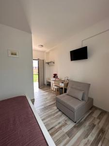 TV a/nebo společenská místnost v ubytování B&B Dimora delle Ninfee