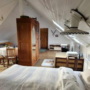 um quarto com uma cama e um quarto com uma mesa em Pirts māja em Engure
