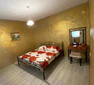 sypialnia z łóżkiem z lustrem i komodą w obiekcie Elena w mieście Kruszuna