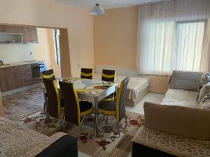 een keuken en een woonkamer met een tafel en stoelen bij Elena in Krushuna