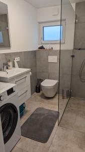 Bilik mandi di Moderne gemütliche Ferienwohnung in Friedrichshafen