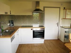 Een keuken of kitchenette bij Chalet in Tyrol with Sauna and Ski Slopes