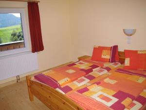 Een bed of bedden in een kamer bij Chalet in Tyrol with Sauna and Ski Slopes