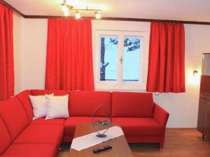Een zitgedeelte bij Chalet in Tyrol with Sauna and Ski Slopes