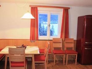 comedor con mesa, sillas y ventana en Neuhäusl, Brandenberg with sauna and amazing view, en Brandenberg