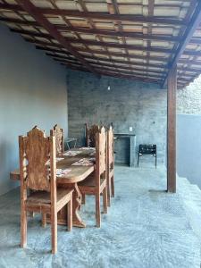 レンソイスにあるCasa Funchal Masterの木製テーブルと椅子