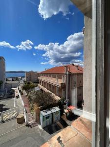 - une vue depuis la fenêtre d'un bâtiment dans l'établissement Studio centre historique vue Mer, à Sainte-Maxime