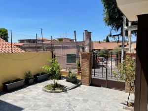 un patio con macetas y una valla en “I Niputeddi”, en Nicolosi
