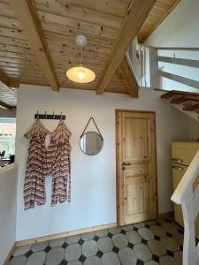 Zimmer mit einer Tür und einem Spiegel an der Wand in der Unterkunft Stadthaus Usedom in Usedom Town