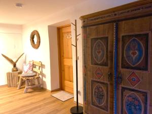 un gran armario de madera en una habitación con silla en Oberstöberl, en Bischofswiesen