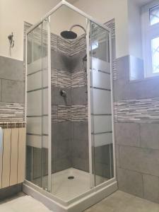 eine Dusche mit Glaskabine im Bad in der Unterkunft Casa di Aurora in Guidonia