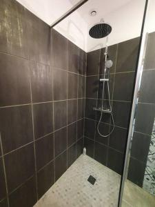 Zdjęcie z galerii obiektu Superbe appartement avec jacuzzi et jardin privés w mieście Lamarque