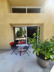 Zdjęcie z galerii obiektu Superbe appartement avec jacuzzi et jardin privés w mieście Lamarque