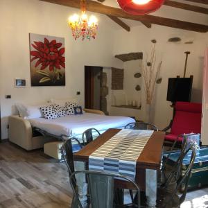 Schlafzimmer mit einem Bett, einem Tisch und Stühlen in der Unterkunft casa vacanza serena in Palazzago