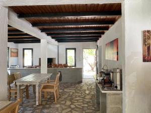 eine Küche und ein Esszimmer mit einem Tisch und Stühlen in der Unterkunft Kidrak Hotel in Faralya