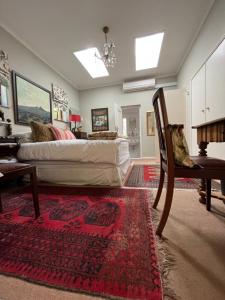 sypialnia z łóżkiem, stołem i krzesłem w obiekcie Constantia Guest House w Kapsztadzie