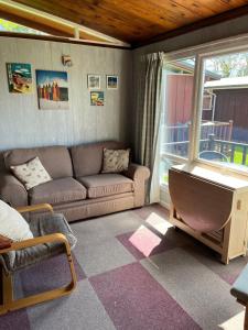 een woonkamer met een bank en een raam bij Chalet 31 in Seaton