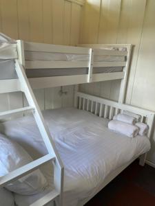 1 dormitorio con 2 literas y 2 toallas en Chalet 31, en Seaton
