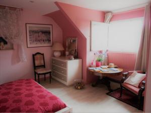 - une chambre avec un lit, un bureau et une table dans l'établissement Chez Huguette, à Profondeville
