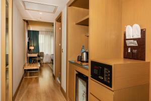 a room with a kitchen with a microwave at Csk The Halich Port İstanbul in Istanbul