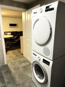 a washing machine and a dryer in a room at Ferienwohnung an der Allee in Memmingen in Memmingen