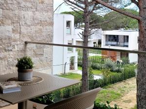 a balcony with a table and a tree at Evergreen Apartment San Pietro in Durrës