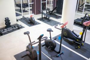 vista panoramica su una palestra con macchinari per il cardio-fitness di NSK Apparts a Nouakchott