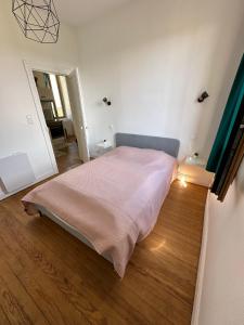 Posteľ alebo postele v izbe v ubytovaní Jolie T2. Proche centre ville, aquensis et thermes