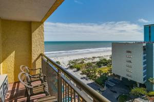 默特尔比奇Oceanfront Condo with Pool Access in Myrtle Beach!的可欣赏海滩景色的阳台