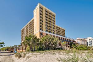 默特尔比奇Oceanfront Condo with Pool Access in Myrtle Beach!的沙滩上高耸的建筑
