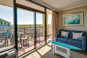 Oceanfront Condo with Pool Access in Myrtle Beach!的阳台或露台