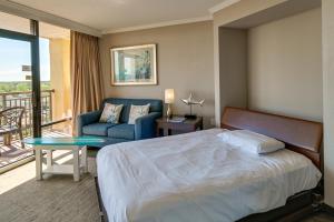 默特尔比奇Oceanfront Condo with Pool Access in Myrtle Beach!的配有床和沙发的酒店房间 更多18张照片