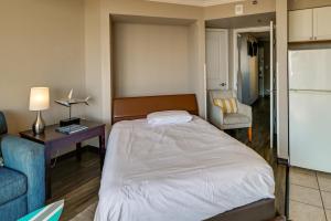 Oceanfront Condo with Pool Access in Myrtle Beach!客房内的一张或多张床位