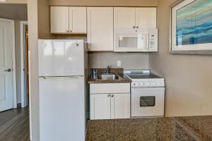 Oceanfront Condo with Pool Access in Myrtle Beach!的厨房或小厨房