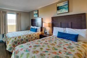 Oceanfront Condo with Pool Access in Myrtle Beach!客房内的一张或多张床位