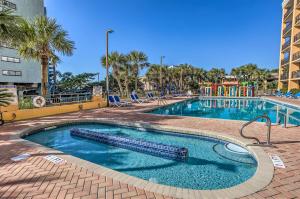 Oceanfront Condo with Pool Access in Myrtle Beach!内部或周边的泳池