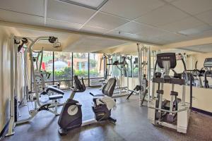 默特尔比奇Oceanfront Condo with Pool Access in Myrtle Beach!的拥有多台跑步机和椭圆机的健身房