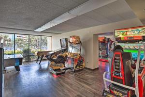Oceanfront Condo with Pool Access in Myrtle Beach!的游戏室