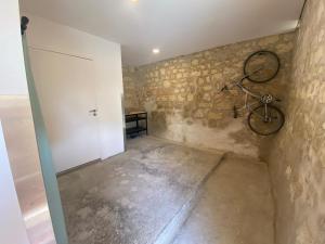 um quarto com uma bicicleta pendurada na parede em Studio Indre climatisé, La halte de Cuzé, aux abords de la Loire à vélo em Huismes