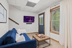 uma sala de estar com um sofá azul e uma mesa em Serra Stays - "Casa di Cresta" em Lake Lure