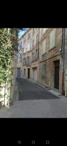 eine leere Straße vor einem Gebäude in der Unterkunft Studio Centre ville les halles in Avignon