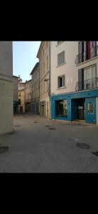 eine leere Straße in einer Stadt mit Gebäuden in der Unterkunft Studio Centre ville les halles in Avignon