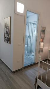 Affittacamere Ca der Culunellu في Soviore: باب زجاجي منزلق في غرفة مع مرآة