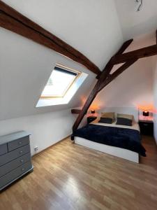 Gîte de groupe du Coudray : غرفة نوم علوية بها سرير ونافذة