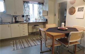 uma cozinha com mesa e cadeiras num quarto em Amazing Home In Vetlanda With Wifi em Vetlanda