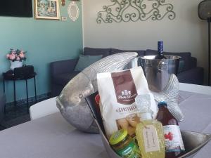un vassoio di cibo su un tavolo con una ciotola di cibo di MoLo - residenza con accesso diretto al lago a Lazise