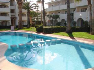 a large swimming pool in front of a building at Playa Romana Altamar in Alcossebre