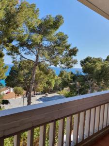 balcón con vistas a la playa y a los árboles en apartamento Alma, en Salou