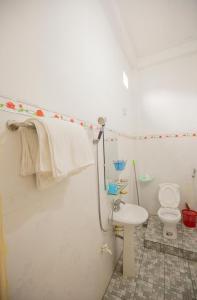 ein Bad mit einem WC und einem Waschbecken in der Unterkunft Nhà Nghỉ Thu Nụ in Mèo Vạc