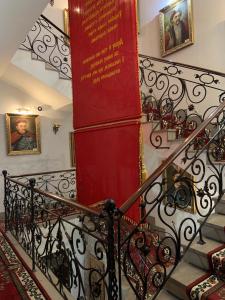 una columna roja en una escalera de un edificio en Hetman Hotel, en Kamianets-Podilskyi